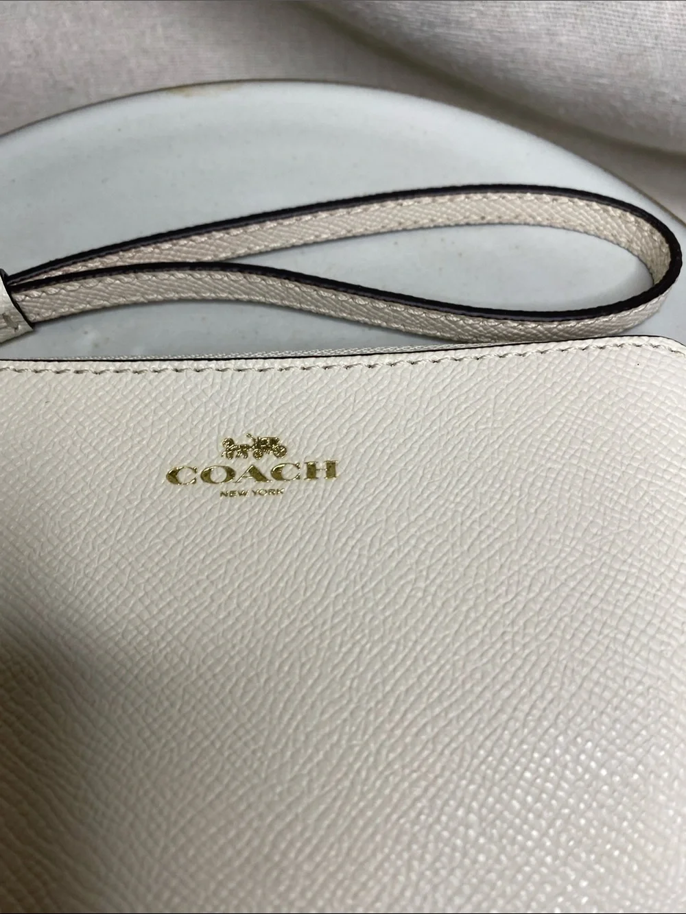 Coach Women's Small Corner Zip Wristlet in Pebbled Leather (Chalk)